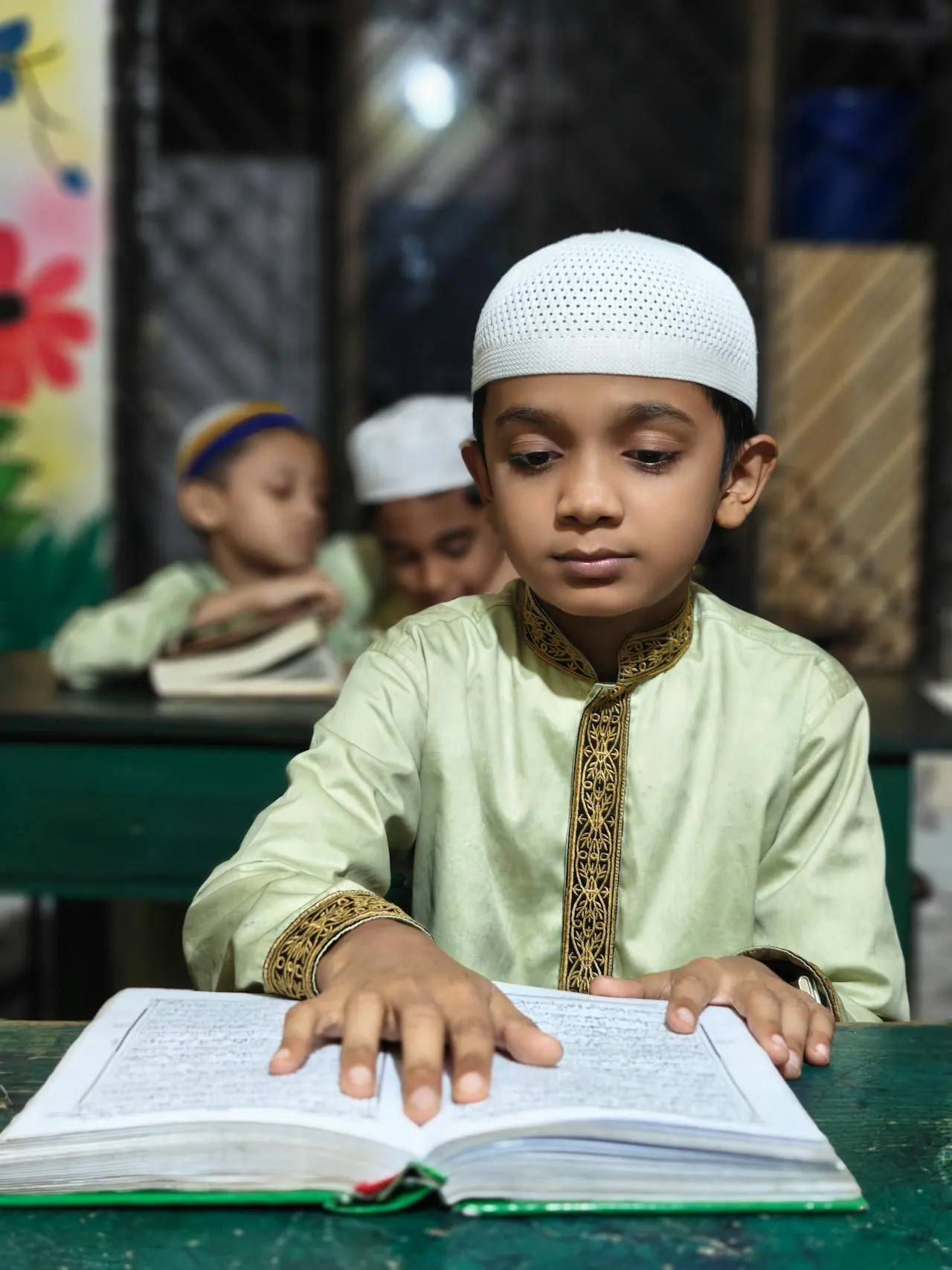 শ্রেণিকক্ষে মনোযোগী শিক্ষার্থীরা